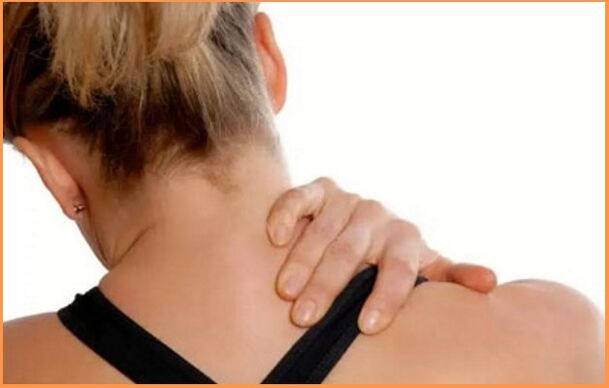 Osteochondrosis cervical dibuktikeun ku nyeri sareng kaku dina beuheung. 