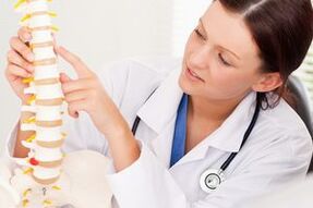 dokter nunjukkeun osteochondrosis thoracic dina bohongan-up