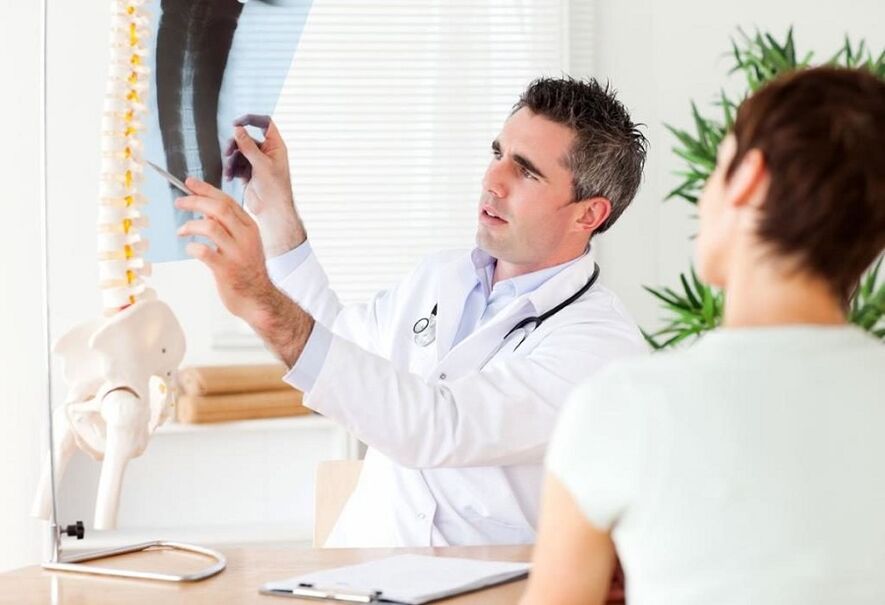 Dokter nalungtik sinar x-ray pikeun diagnosis oseochondrosis